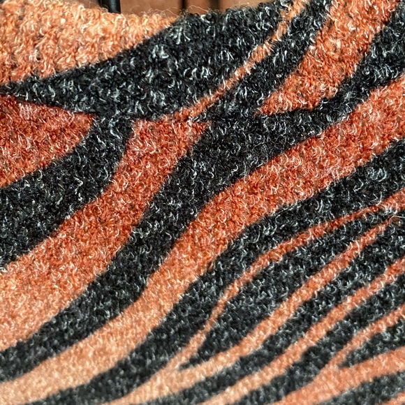 NWT Rae Mode Tiger Print Lightweight Sweater - Picture 3 of 5